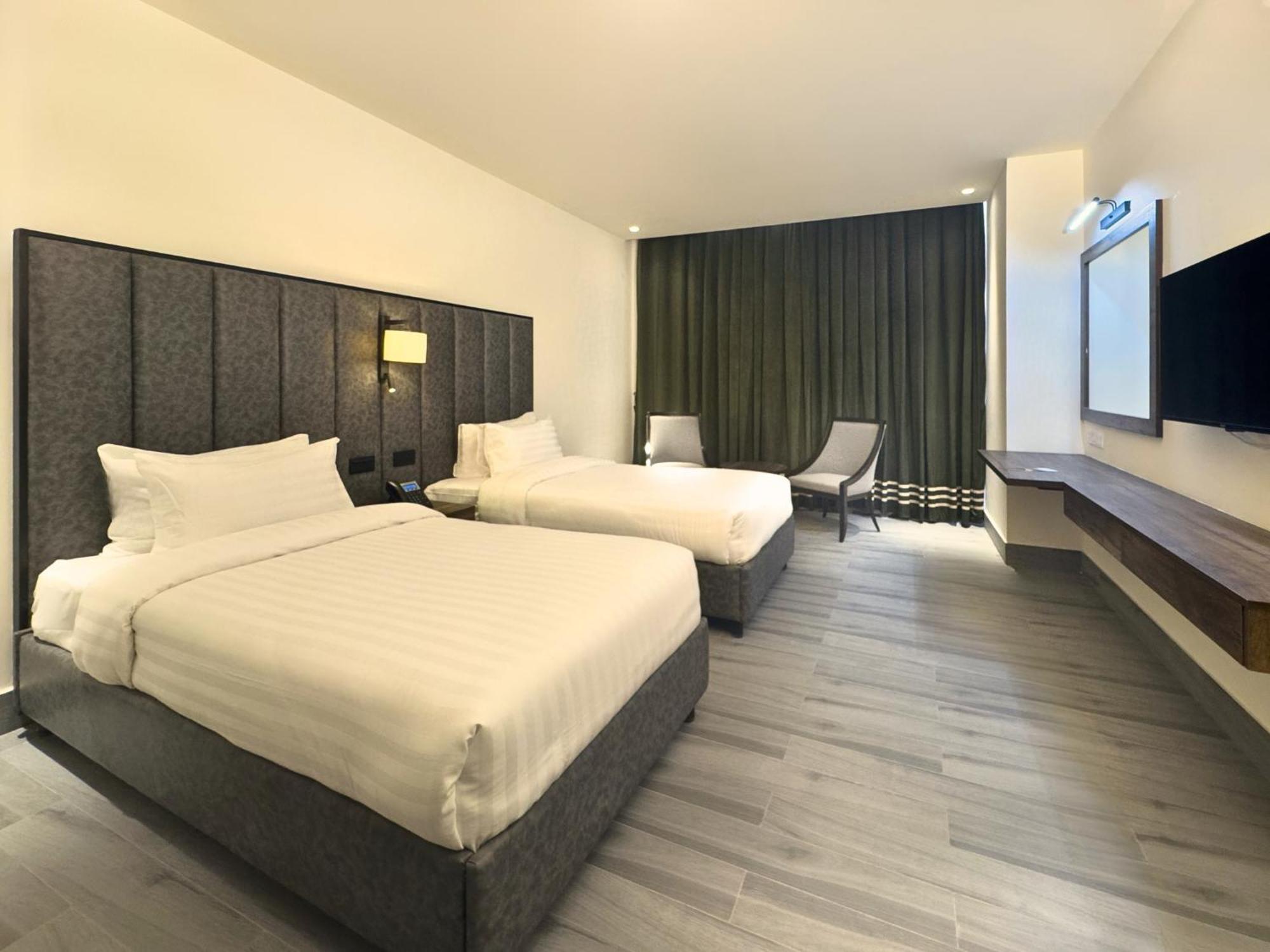 Hotel One Vogue Mall 35 Равалпинди Екстериор снимка